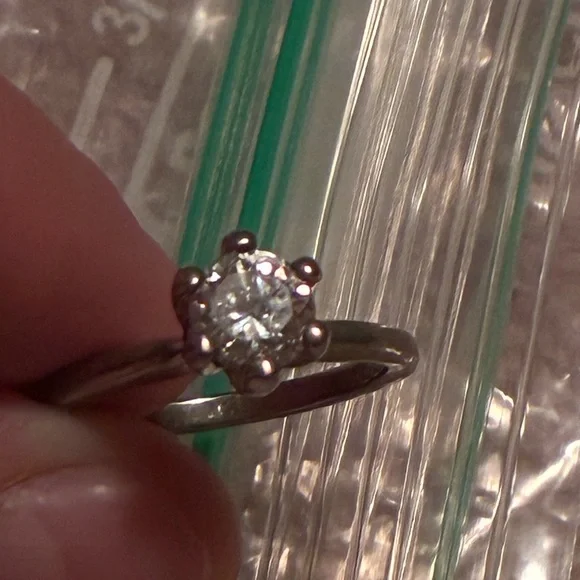 Stunning solitaire looks like white gold and real diamond but not checked - Picture 6 of 8